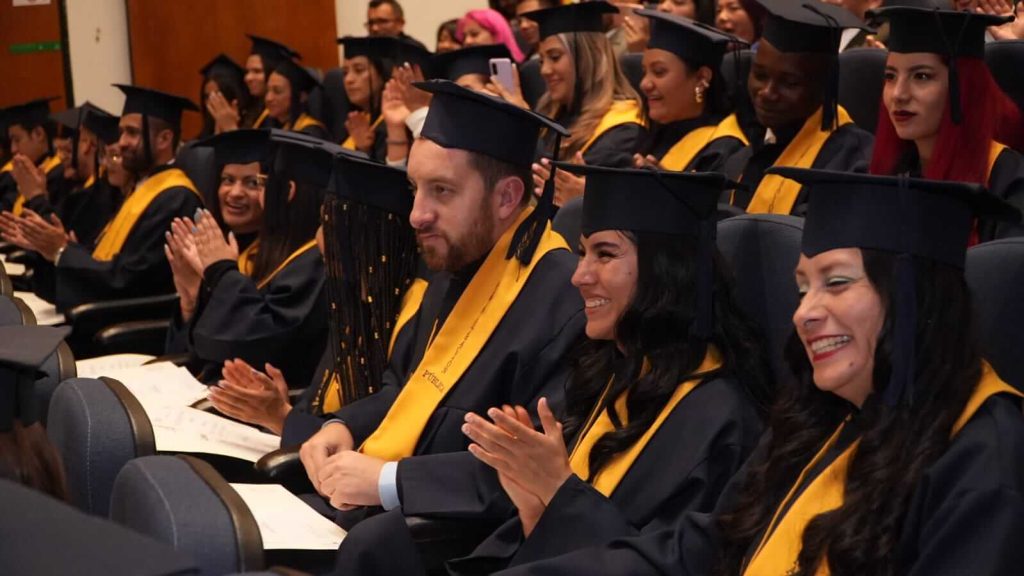 Foto de graduandos en ceremonia de grado.
