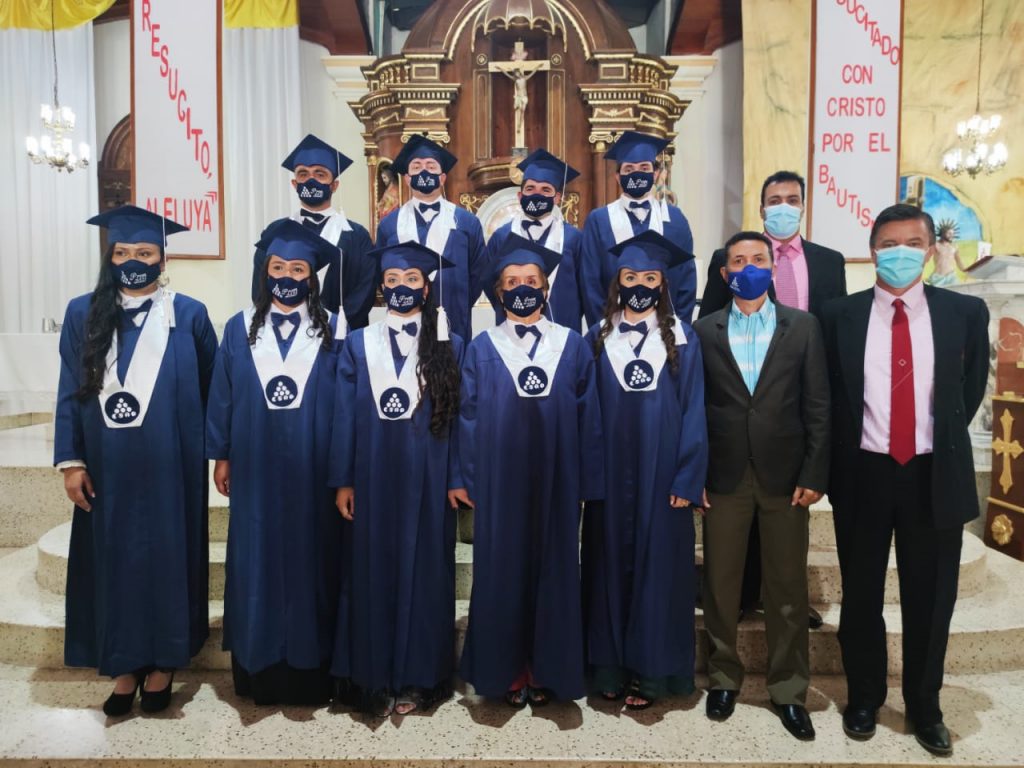 Foto de los nueve graduandos junto al director territorial.